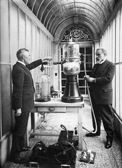 Georges Claude (left), 1926. Photo: Harlingue-Viollet (Stern)